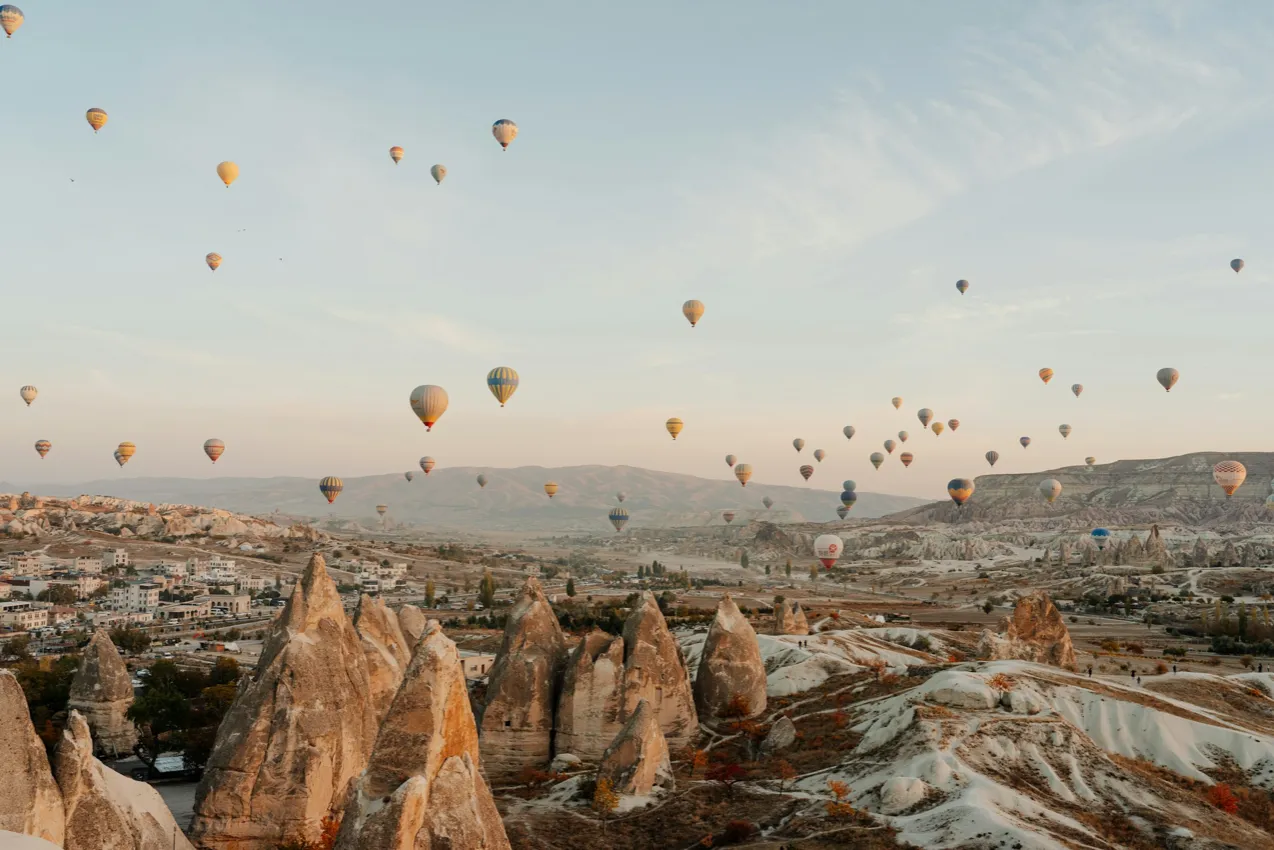 Globos aerostáticos al amanecer sobre Capadocia