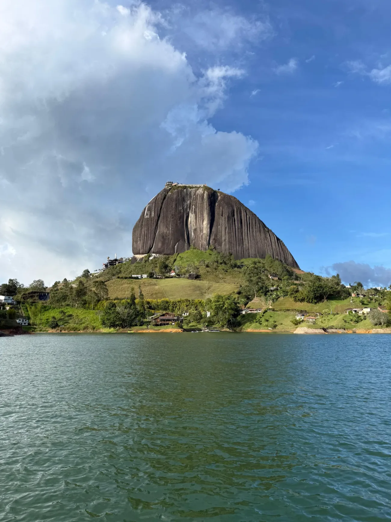 La Piedra del Peñol vista desde el embalse de Guatapé