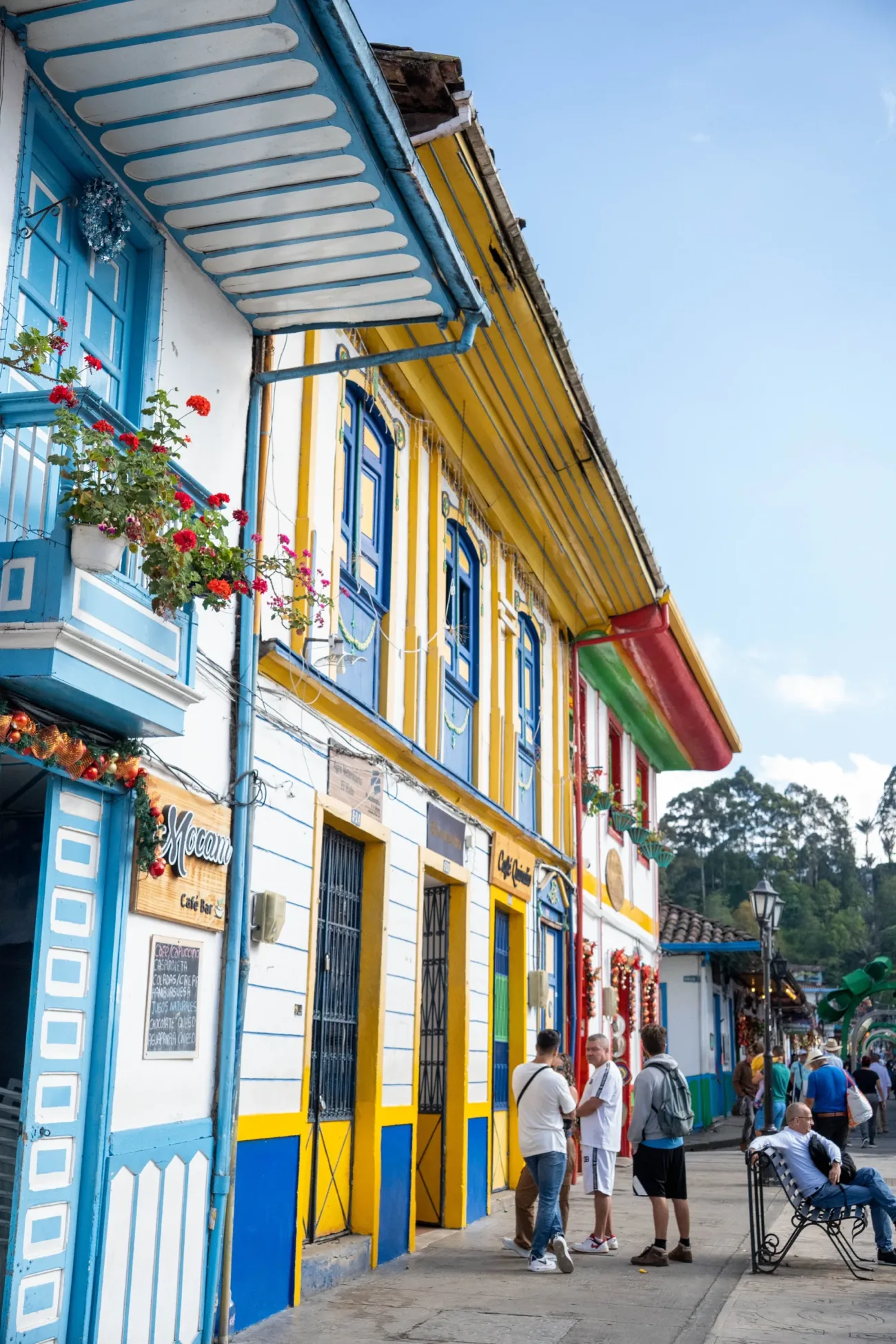 Una calle de Salento con casas de balcones de colores y gente caminando