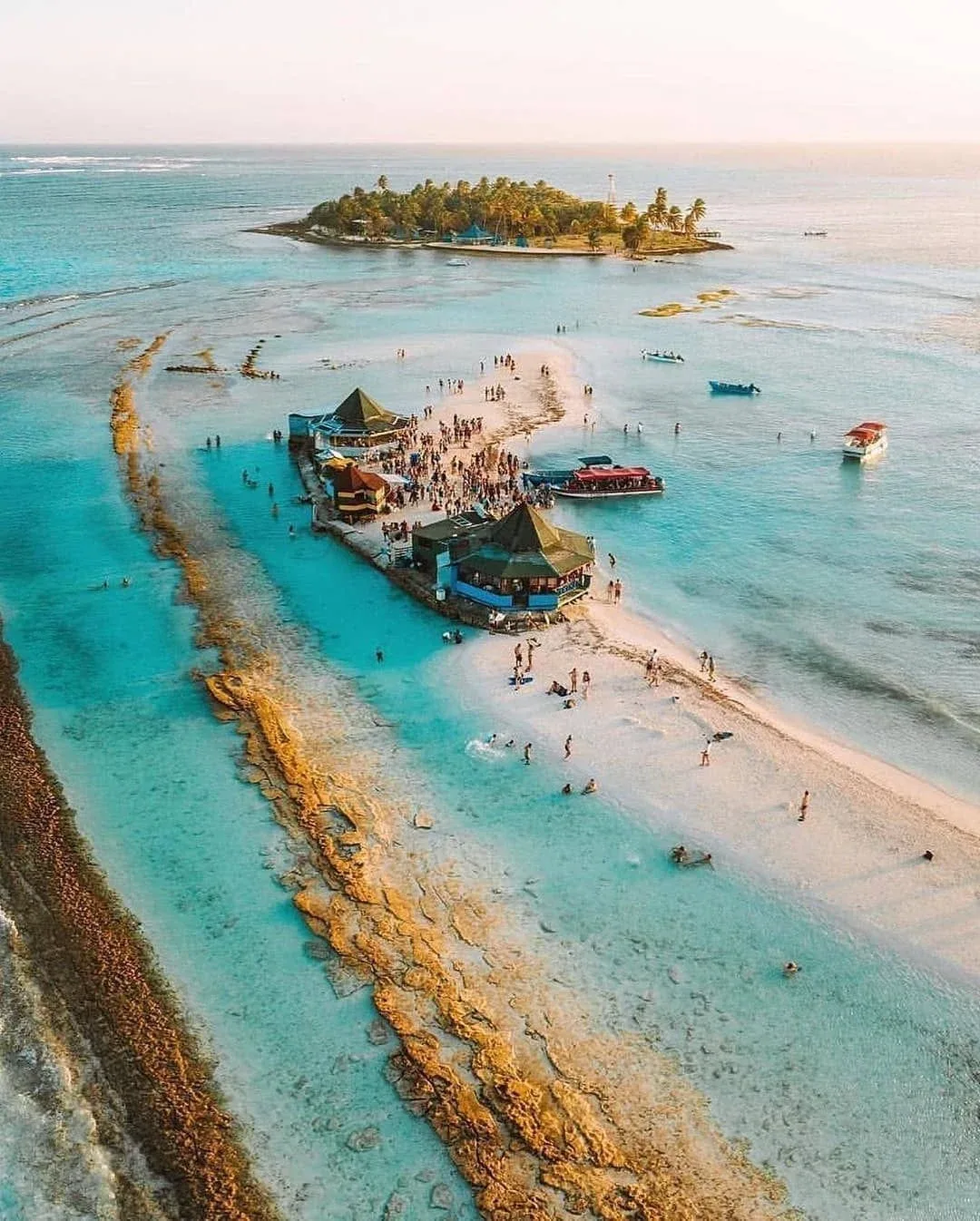 Un banco de arena y el cayo, vistos desde el aire sobre el mar de siete colores