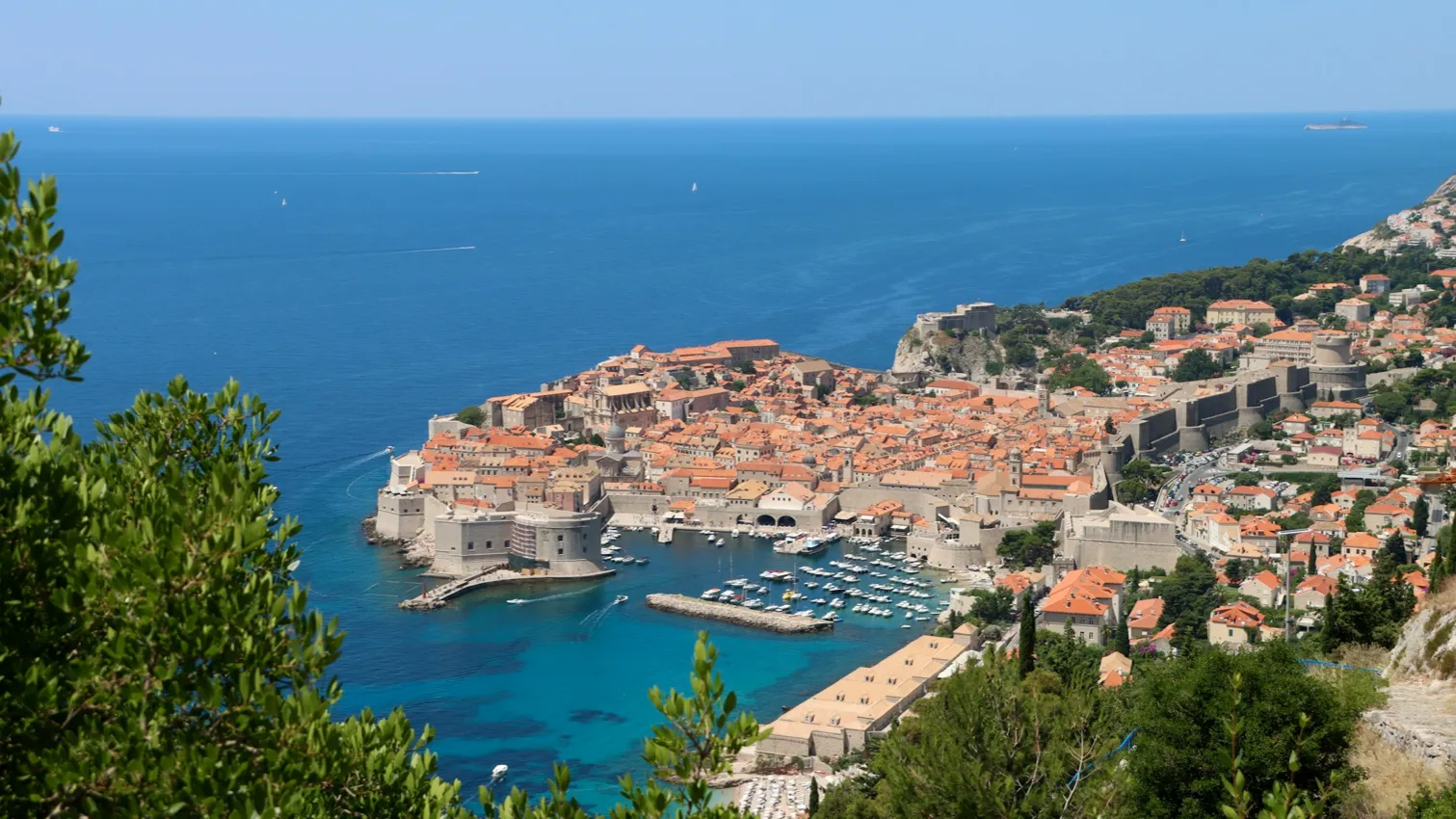 La ciudad amurallada de Dubrovnik vista desde lo alto