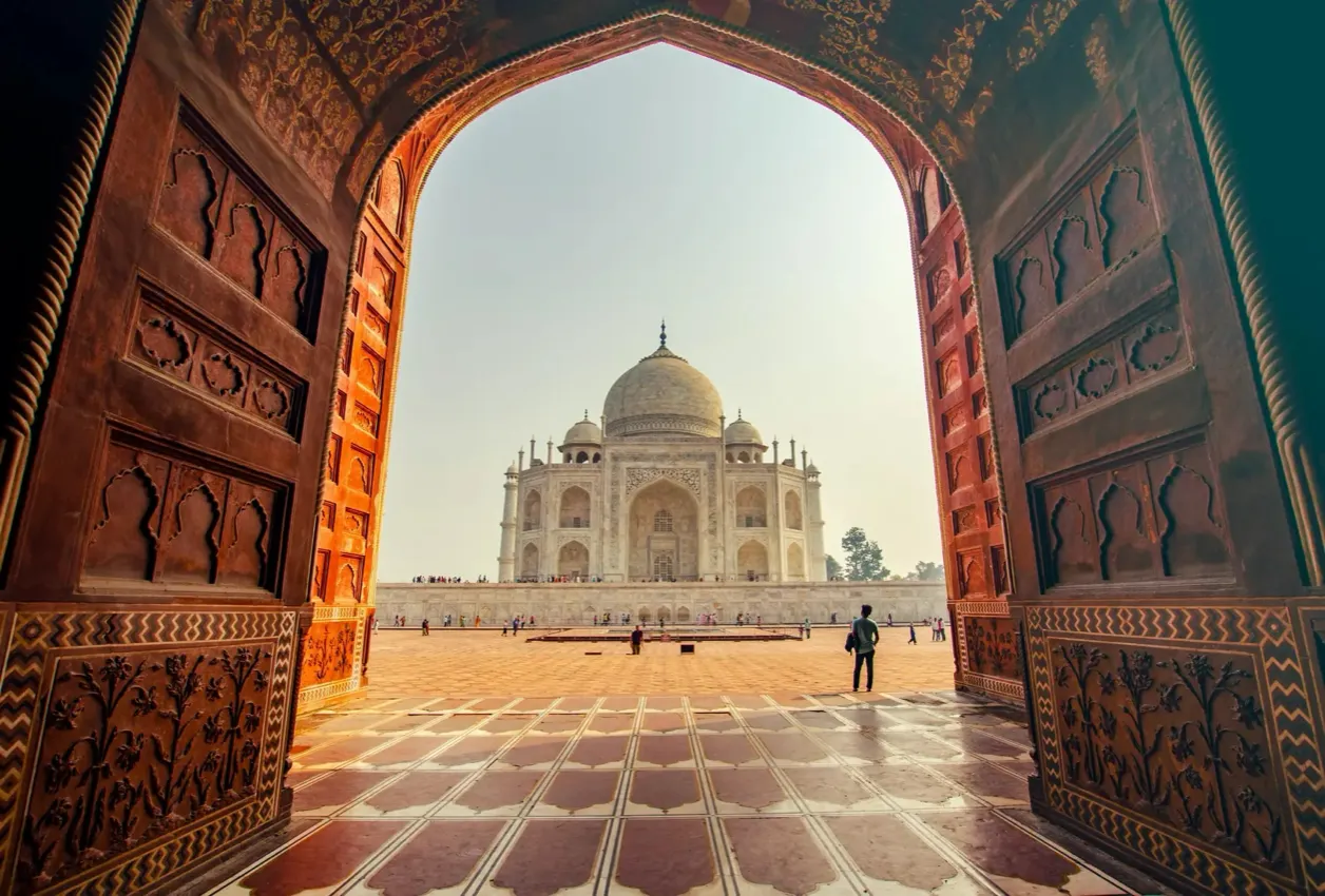 El Taj Mahal visto a través de un arco de piedra