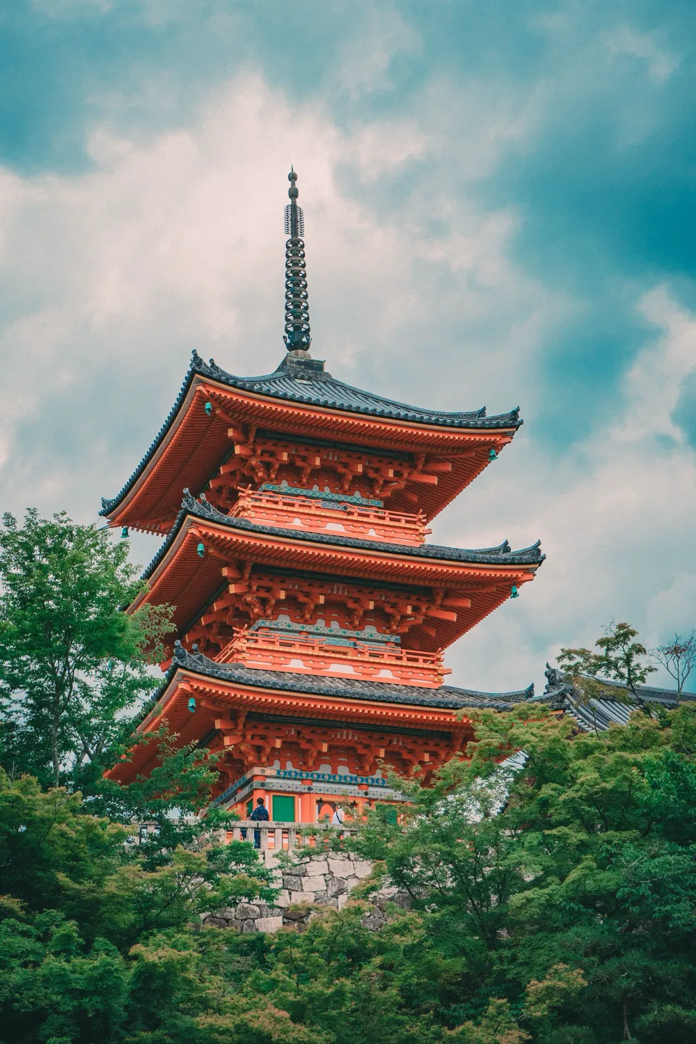 La pagoda roja de Kiyomizu-dera asomando entre los árboles, en Kioto