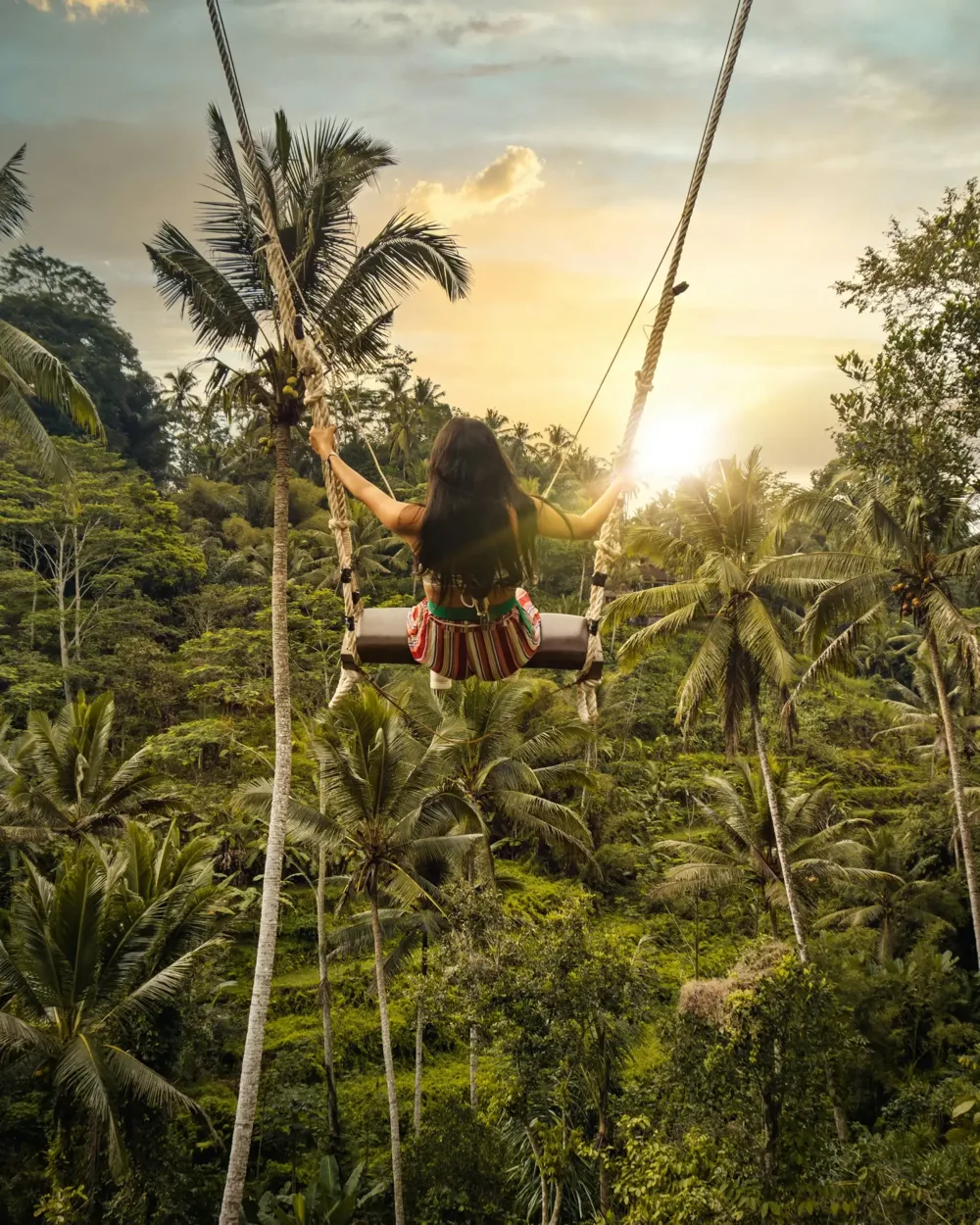 Columpio sobre la selva de Ubud, en Bali, al atardecer
