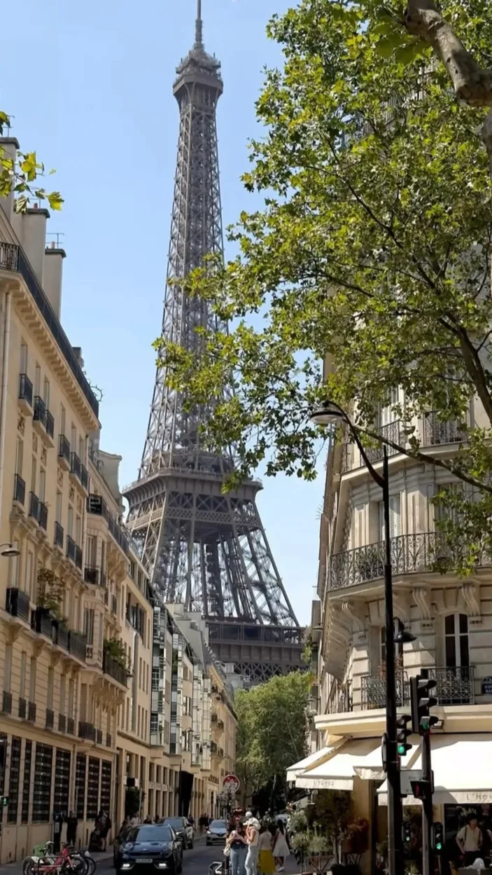 La torre Eiffel asomando al final de una calle con edificios haussmanianos