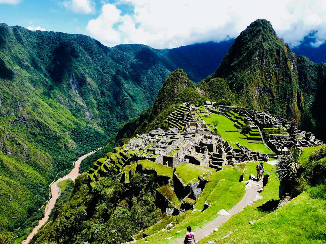 Machu Picchu con sus terrazas verdes