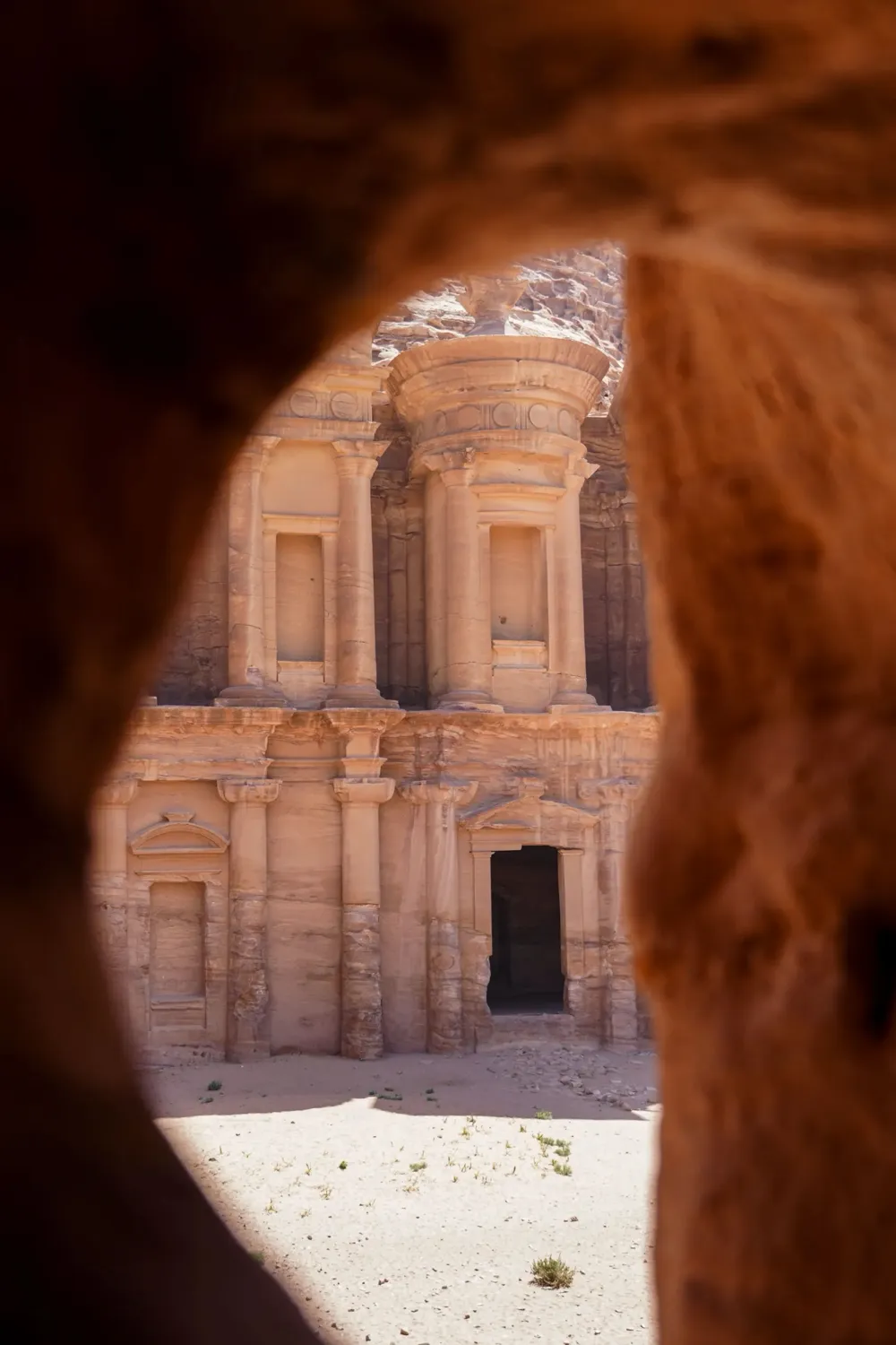 El Monasterio de Petra visto a través de una grieta en la roca